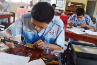 Pelajar Sekolah Menengah Kejuruan (SMK) memasang komponen elektronik saat mengikuti Lomba Kompetensi Sekolah (LKS) antar pelajar SMK tingkat Provinsi Bali di SMK Negeri 1 Denpasar, Kamis (18/9). Kegiatan yang terdiri dari berbagai macam ketrampilan seperti Otomotif, Teknologi, Mesin dan Multimedia digelar dengan tujuan sebagai sarana pelajar untuk mengasah kemampuan dan sebagai aplikasi ilmu ketrampilan pelajar SMK. ANTARA FOTO/Fikri Yusuf/nz/14